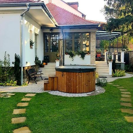 Belvarosi Kerteshaz Keszthely Ngoại thất bức ảnh
