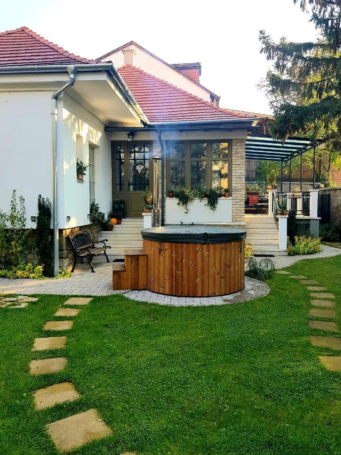 Belvarosi Kerteshaz Keszthely Ngoại thất bức ảnh
